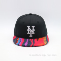 Twee toont achterin gesloten snapback -hoeden